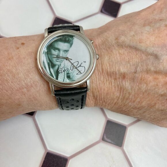 Vintage 2001 Valdawn x EPE Elvis Presley Musical Watch Plays “Love Me Tender” - Picture 8 of 16